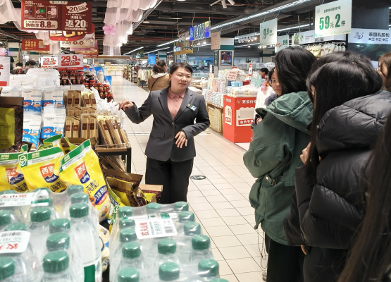 流光溢彩踐學(xué)路，鏈動(dòng)超市啟新程——物流管理專業(yè)2024級(jí)學(xué)生赴北京華聯(lián)超市開展認(rèn)知實(shí)習(xí)紀(jì)實(shí)